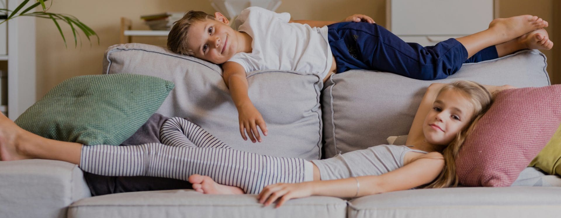 Kinderen op bank fijn thuis