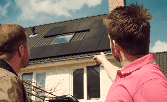 zonnepanelen-twee-mannen-586×438