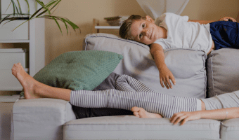 Kinderen op bank rechts 1920×700