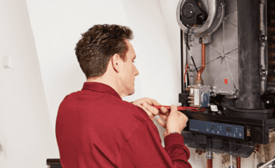 Man cv ketel onderhoud vrouw trap 800×900