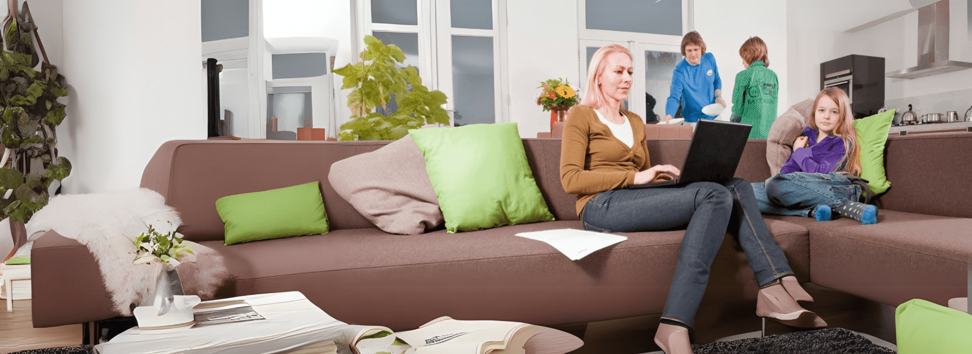 vrouw-bank-laptop-gezin-1920×700