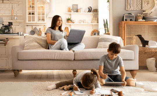 Vrouw op bank kinderen 540×330